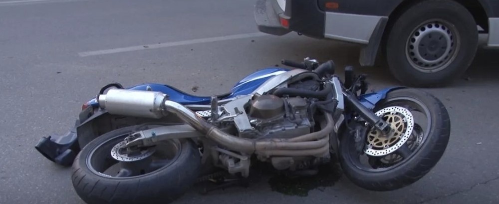 Accident rutier în Găești, motociclist rănit