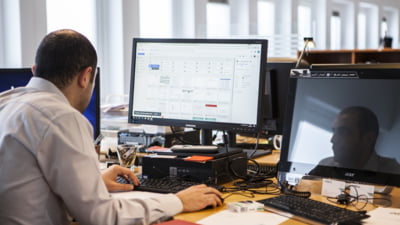 Bărbat cu 6 locuri de muncă remote.