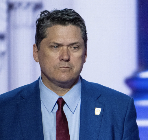 Consilierul întunecat care îi scrie lui Trump