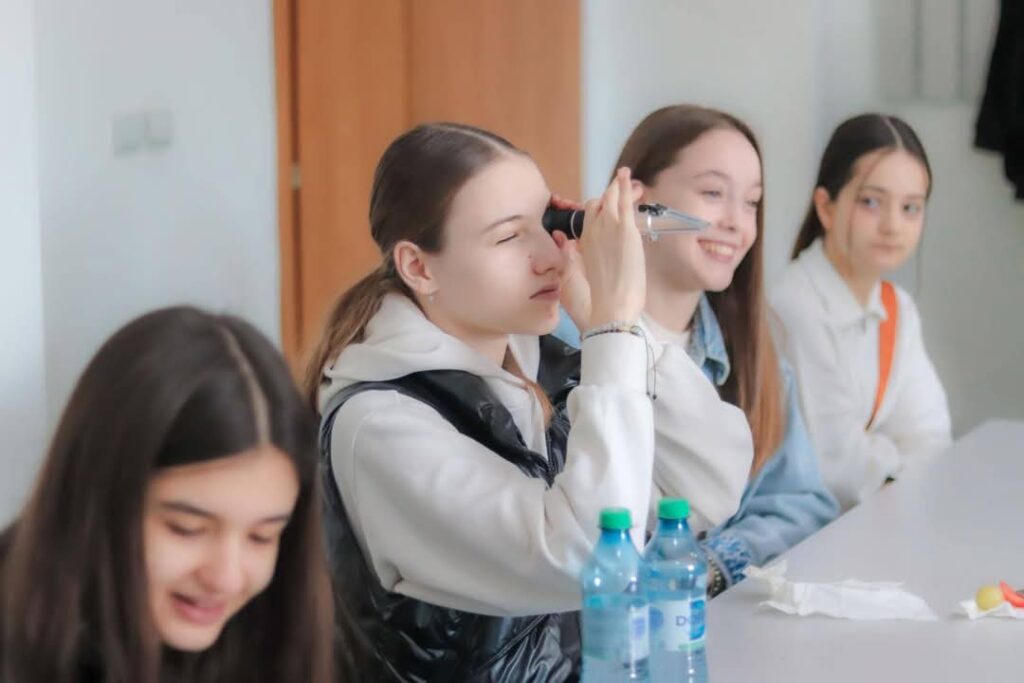 Elevi din Târgoviște vizitează laboratoare universitare