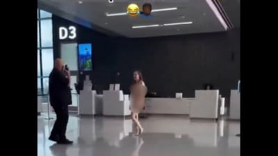 Femeie dezbrăcată atacă pe aeroport