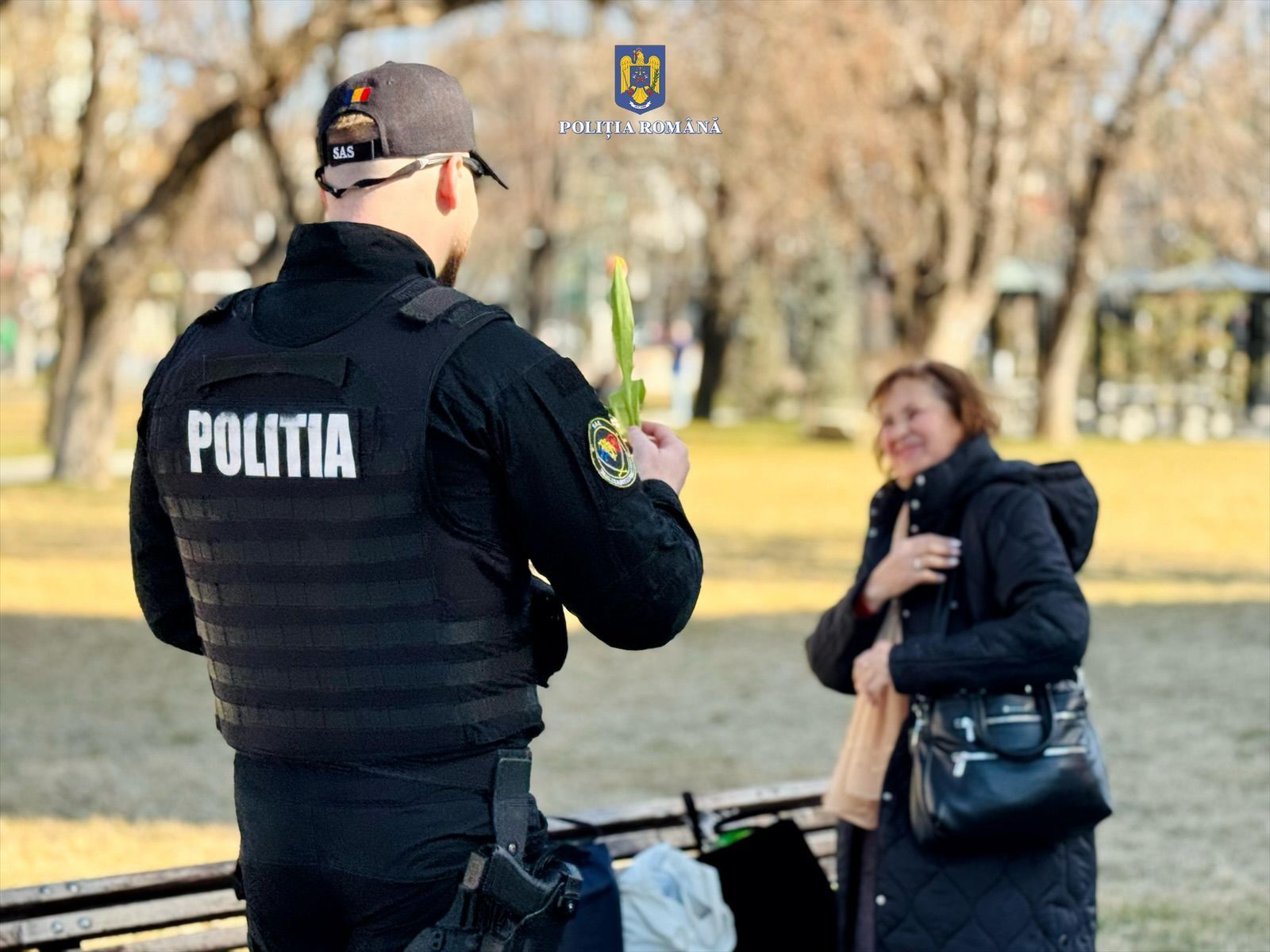 Flori și mesaje de siguranță pentru femei