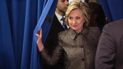 „Hillary Clinton critică administrația Trump”