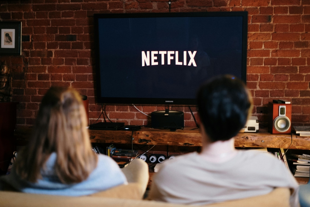 Netflix lansează două producții populare în România