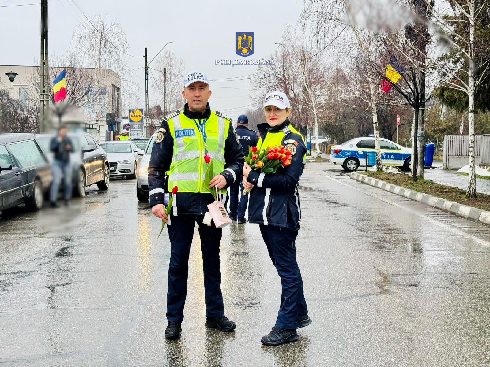 Polițiștii din Dâmbovița oferă mărțișoare