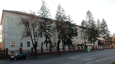 Tineresc de 20 de ani, prins cu maceta la liceu