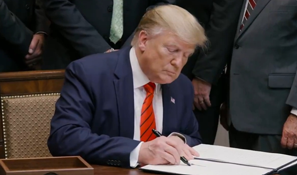 Trump semnează 79 de decrete în 40 de zile