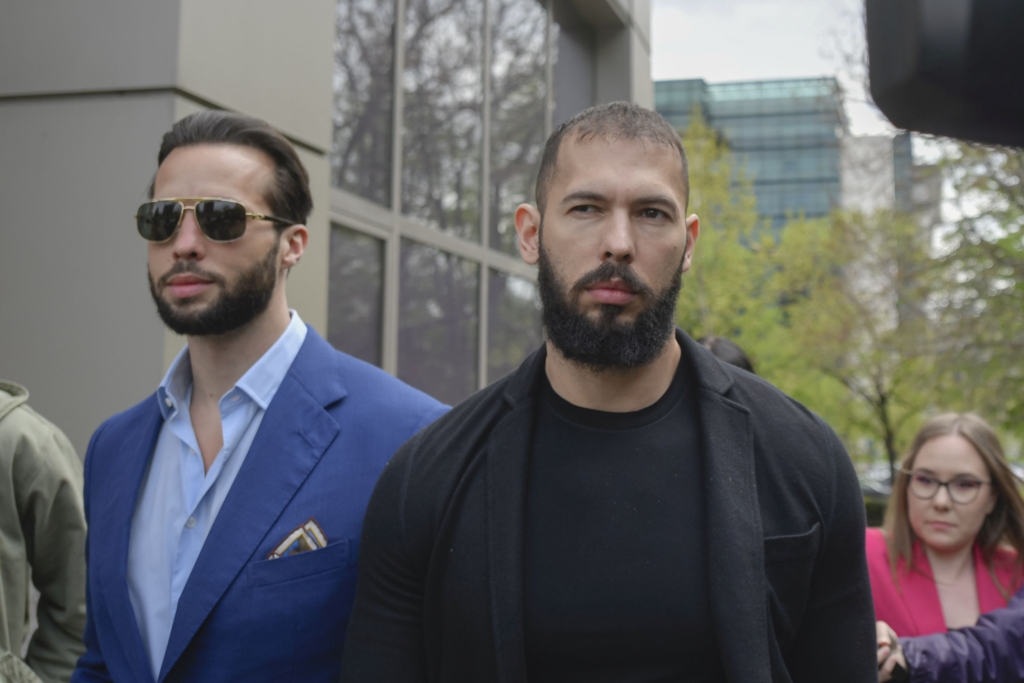 Andrew Tate, furios pe Nicușor Dan!