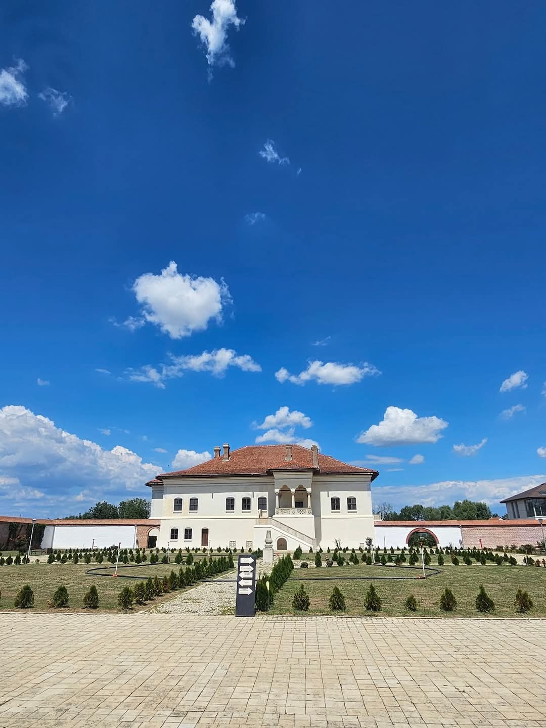 CJ Dâmbovița: Palatul Potlogi și laleaua unică