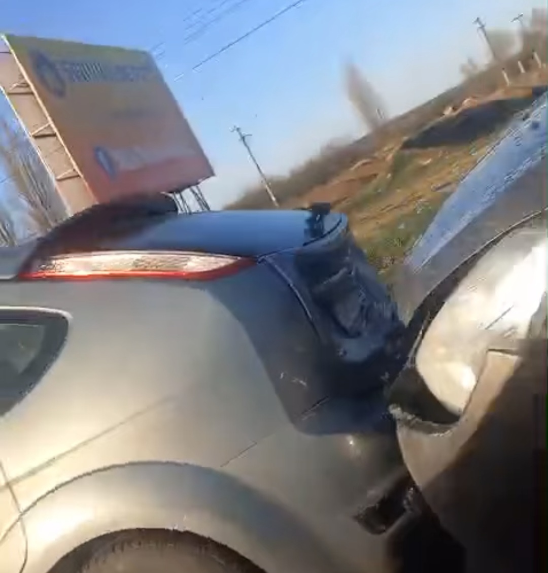 Coliziune între trei mașini pe DN 71