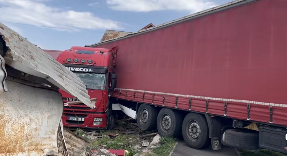 Coliziune TIR-autoturism în Târgoviște