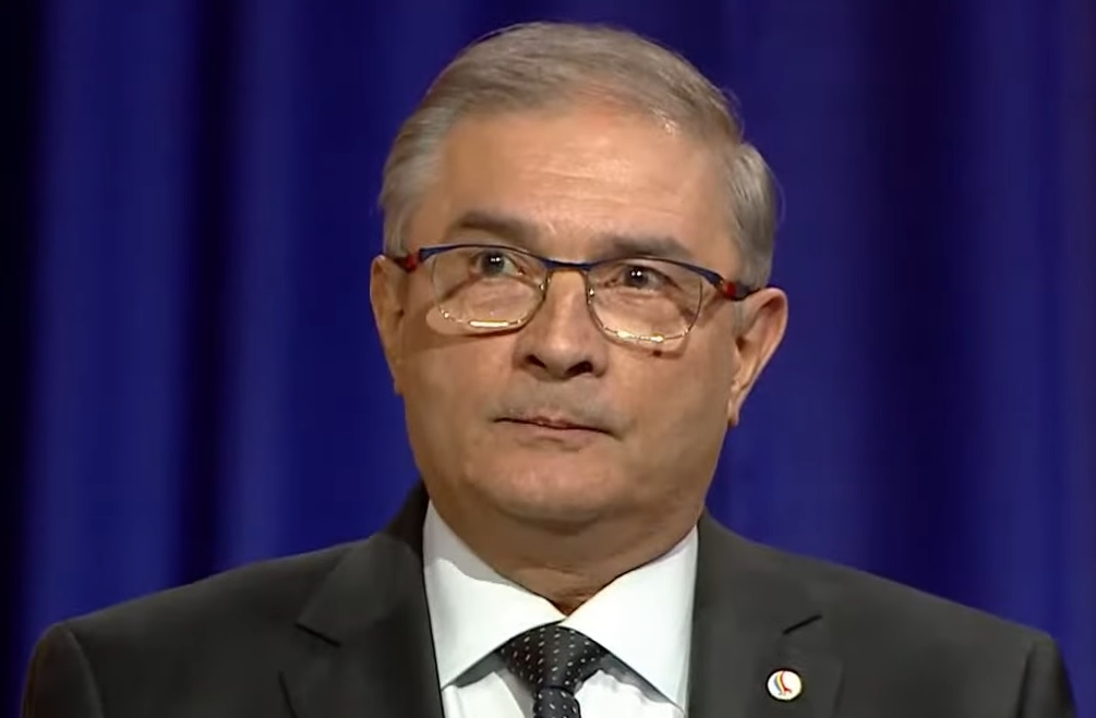 De ce românii ar vota un fost ofițer?