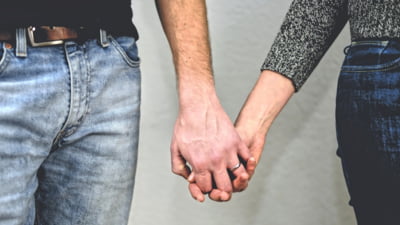 Femeile din Generația Z preferă bărbați mai în vârstă