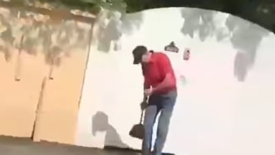 Iohannis mătura trotuarul din Sibiu - VIDEO