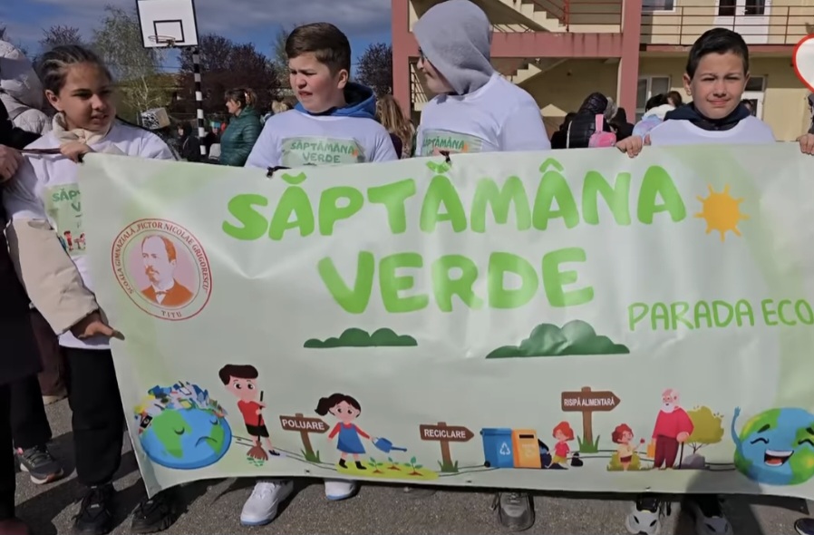 Parada costumelor ECO la Titu: creativitate!