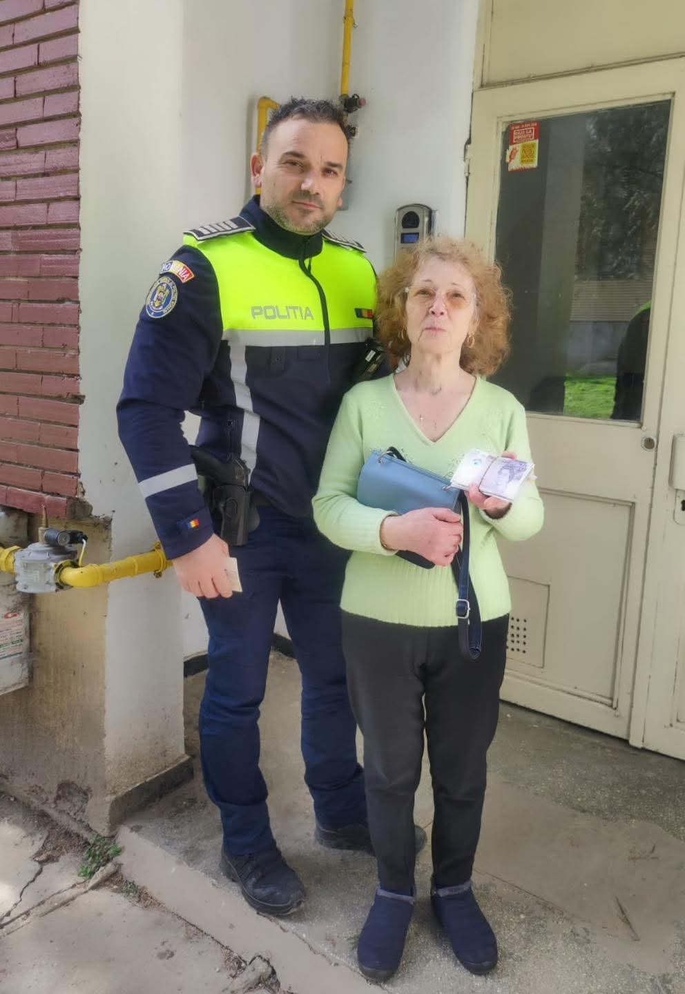 Polițist exemplar găsește o geantă pierdută