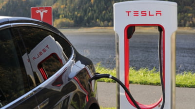 Tesla acuzată de manipularea kilometrajului