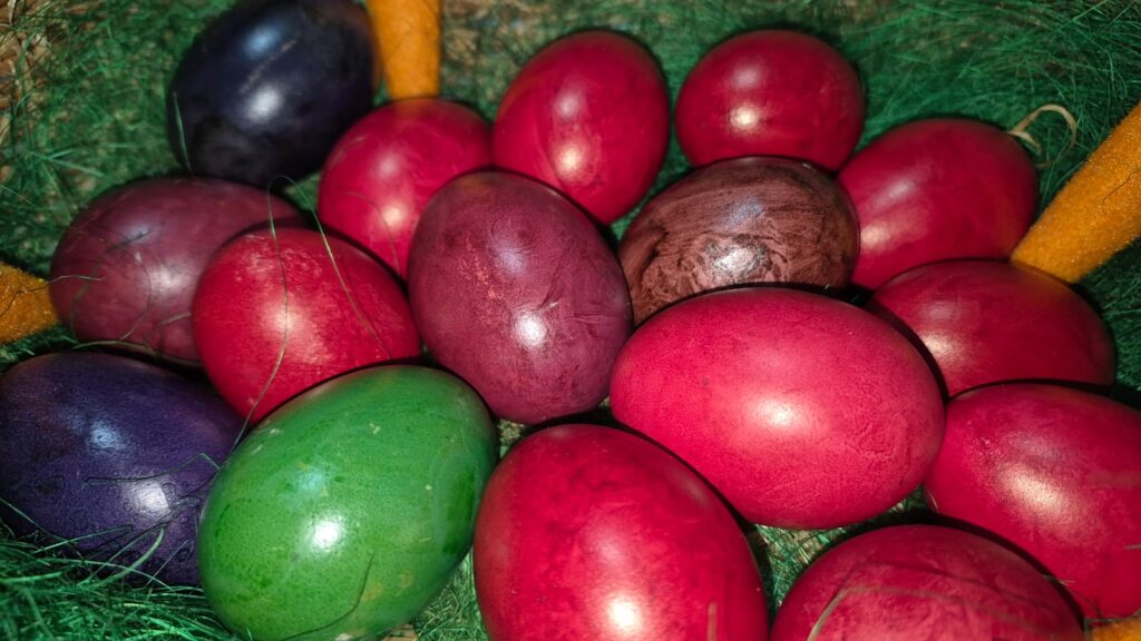 Tradiția ouălor roșii de Paște: simboluri și obiceiuri