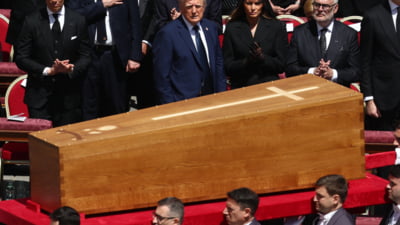 Trump, salvat de Melania la înmormântare