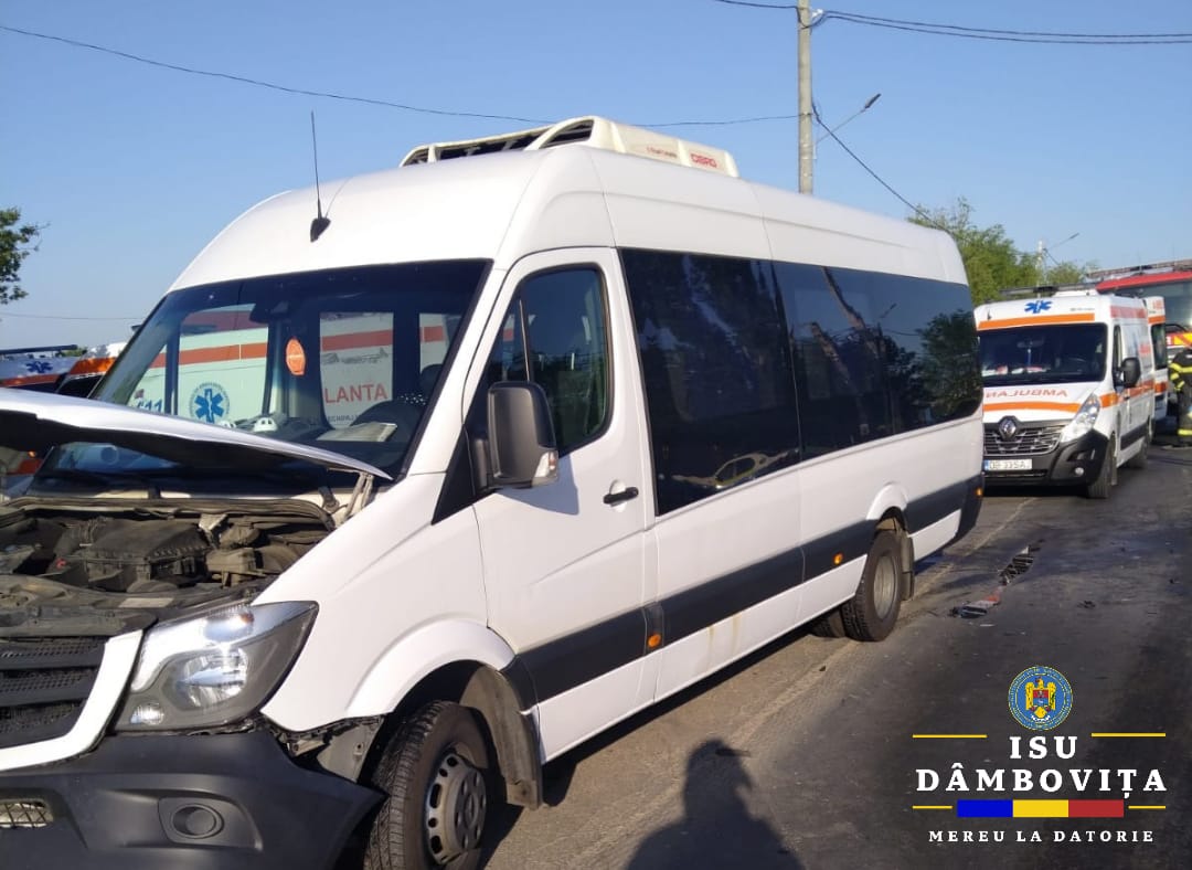 Coliziune autoturism-microbuz pe DN71