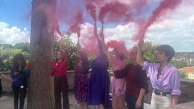 Fum roz la Vatican: explicații VIDEO