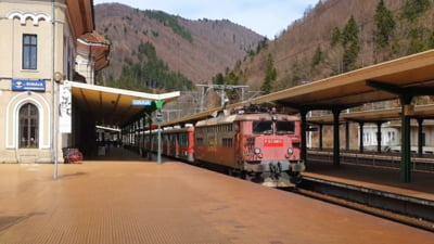 Incendiu la tren în gara Sinaia, 120 evacuați