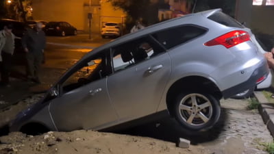 Mașină înghițită de surpare în Capitală
