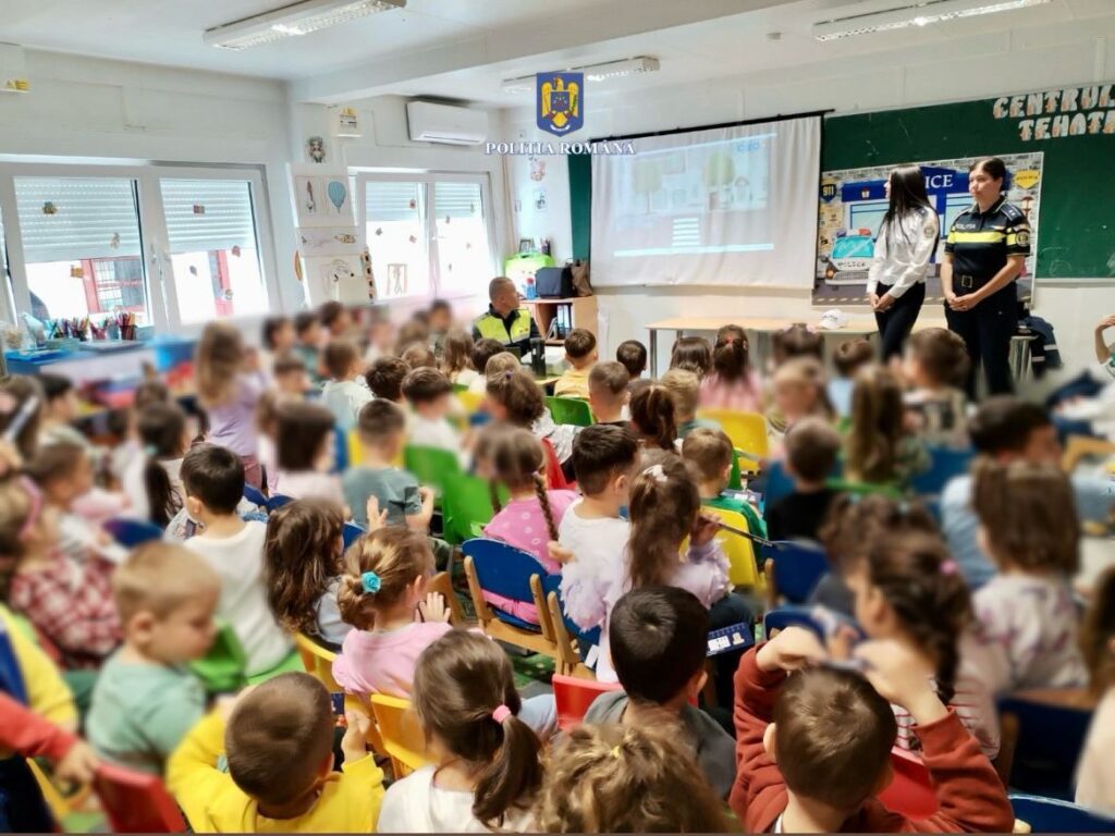 Polițiștii educă preșcolarii pentru siguranță