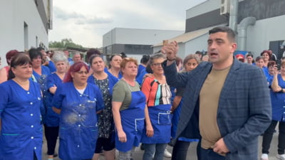 Simion, întâmpinat cu aplauze în public