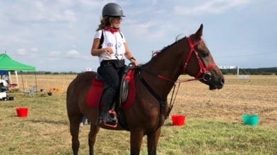 Tânără de 15 ani parcurge 120 km pe cal