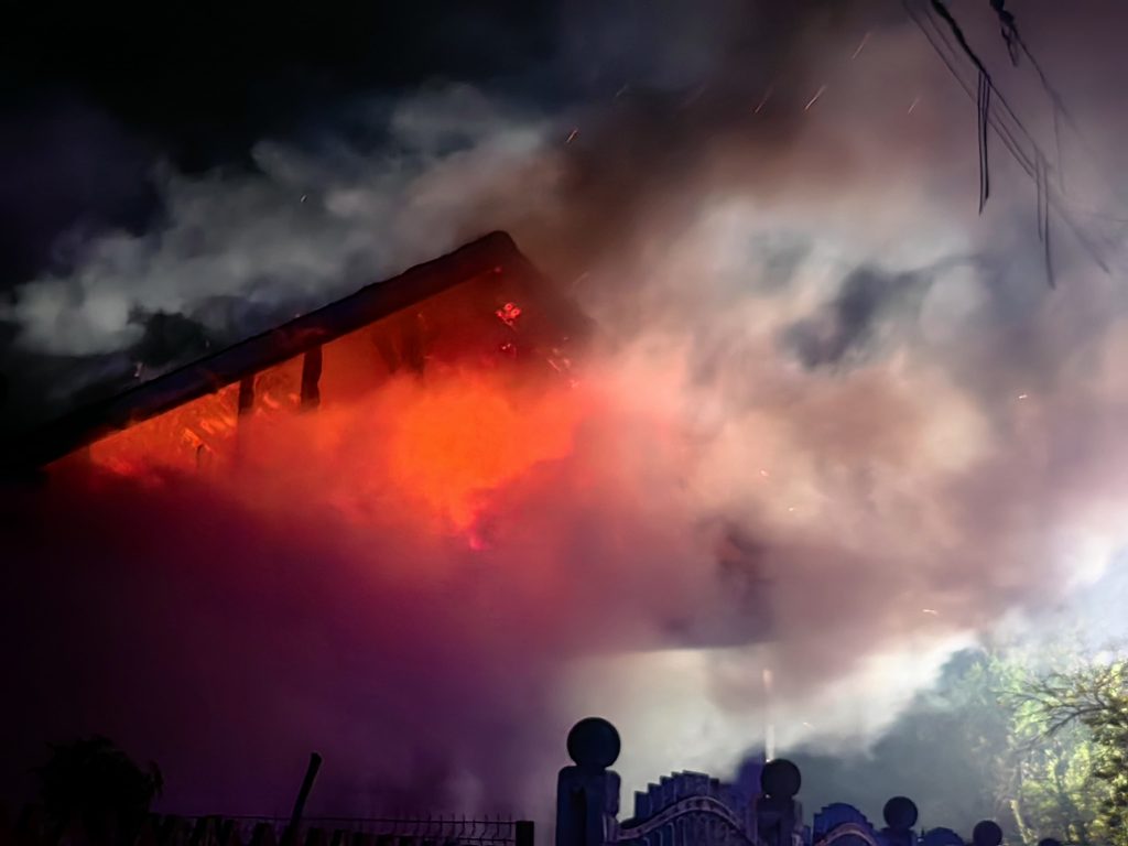 Casă în flăcări la Morteni