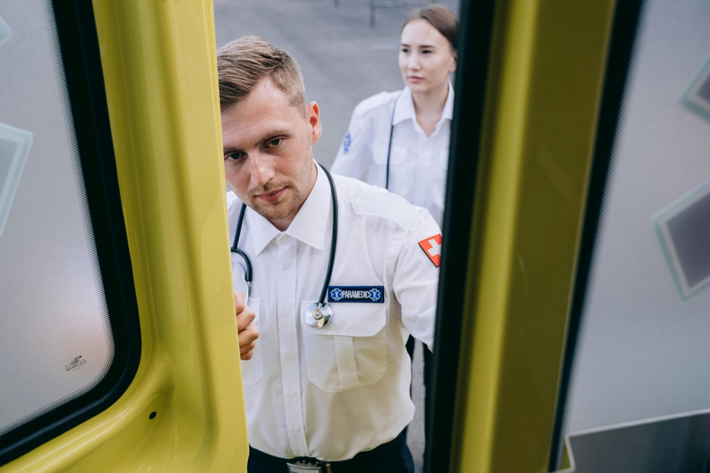 Chirurg din Ungaria salvează un bărbat pe stradă