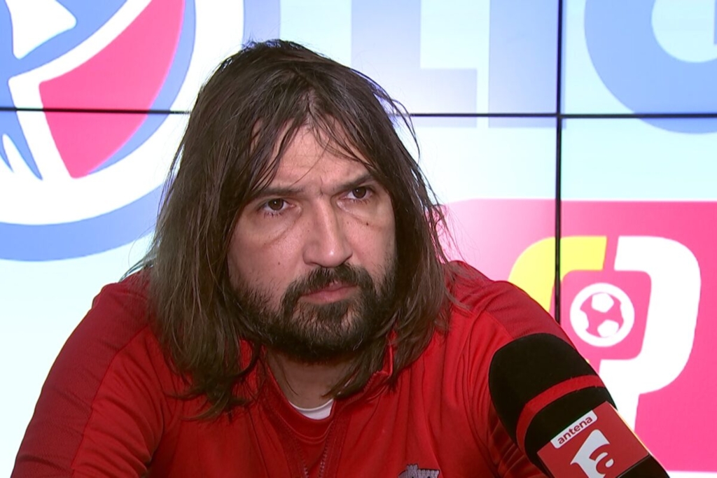 Dan Alexa, antrenor, lovește un adversar