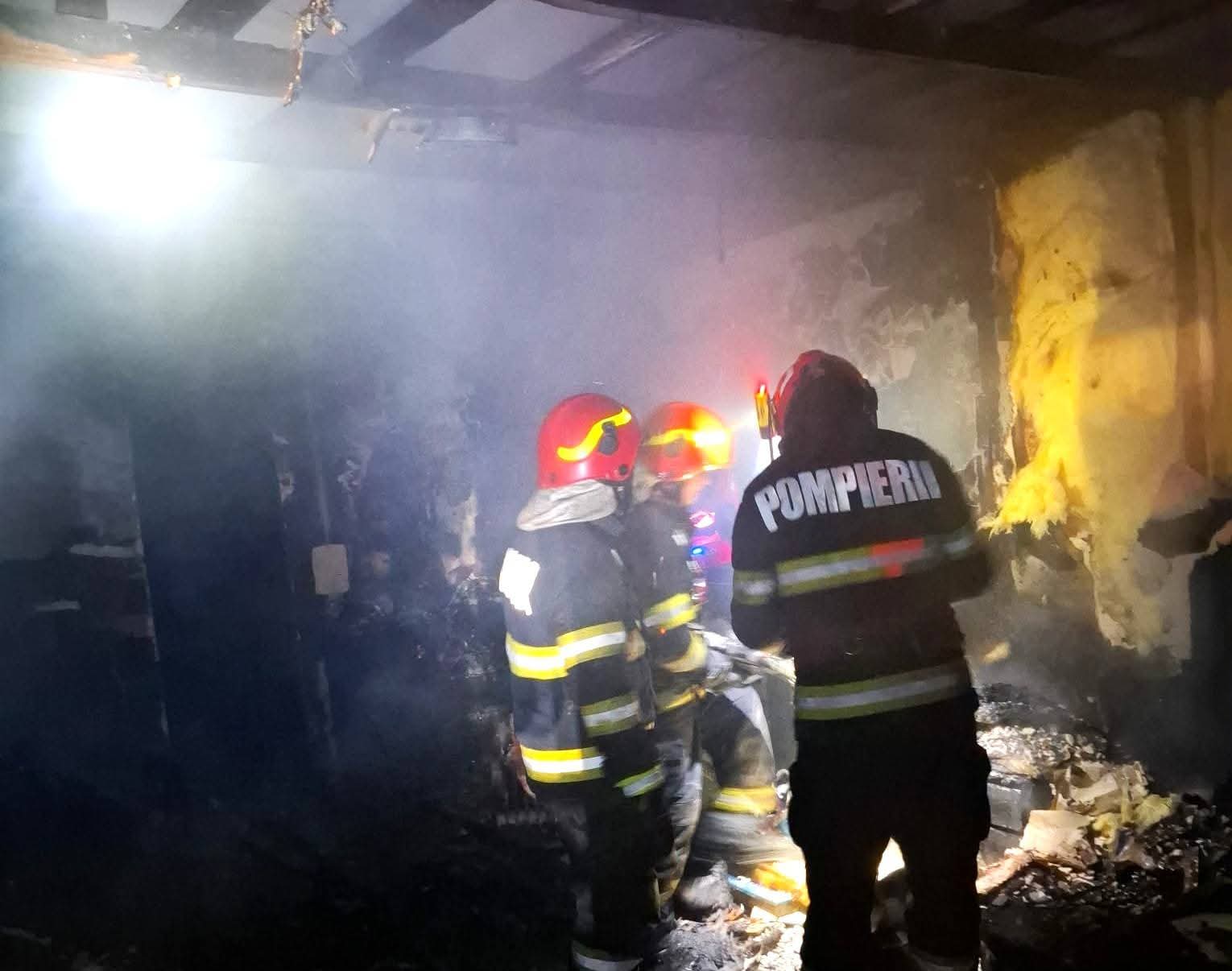 Incendiu violent în Târgoviște, locuință afectată