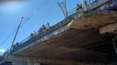 Pasarela Socola: mașină căzută, reparații întârziate