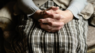 Pensionarii renunță la locuințe pentru îngrijire