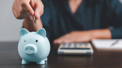 4 din 10 români economisesc pentru criză