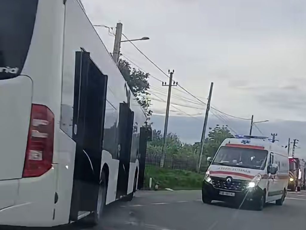 Accident între autobuz și mașină la Aninoasa