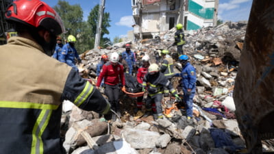 Atac masiv la Kiev: clădire distrusă