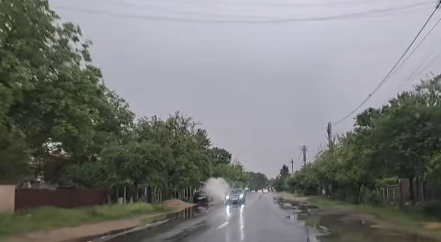 Atenție, șoferi! Drumuri inundate!