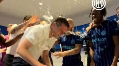 Chivu petrecere în vestiar după Scudetto