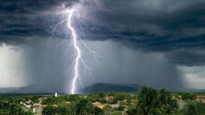 Cod galben de ploi și furtuni în 17 județe