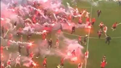 Fanii invadează terenul la Praga! VIDEO