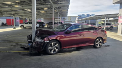 Femeie acuză spălătorie de distrugerea mașinii