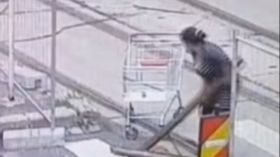 Femeie prinsă încercând să fure șine de tramvai