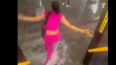 Femeie trântită de viitură în New York