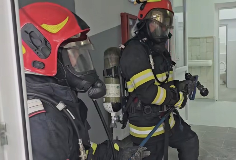 Incendiu în apartament, pompierii intervin