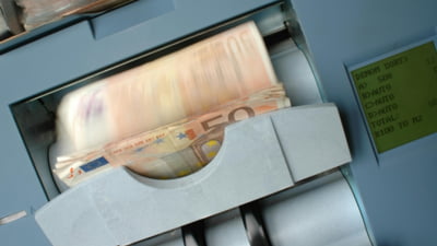Leul scade față de euro: cursul actual