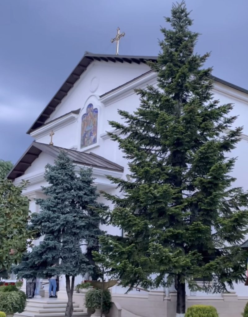 Mănăstirea Ghighiu: primăvara în culori