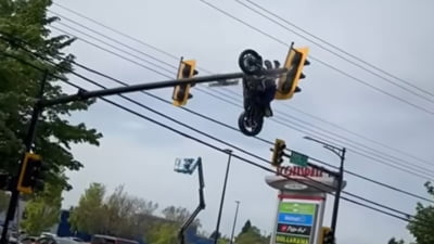 Motocicletă suspendată de un semafor după accident